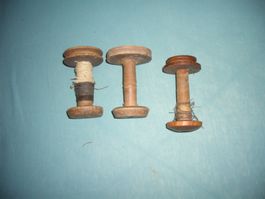 3 Holz Spindeln mit Garn Antik Sammlerstück