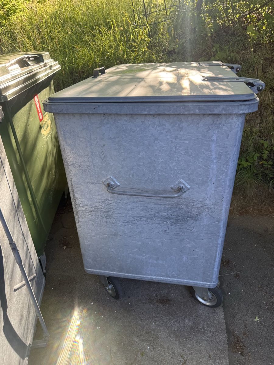 Altro per Ufficio & Commercio: Container Zug 800 l Stahl mit Deckel  gebraucht  – Usato da Russikon venduto da Danielr5310 1