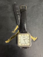 Montre Universal Geneve boitier carré chiffres romains