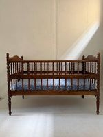 antikes Kinderbett aus Holz