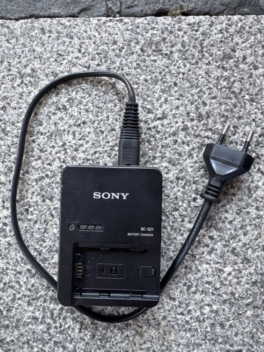 Sony Autres accessoires: Sony BC-Q21 Ladegerät – D'occasion à Elsau par Richrich 1