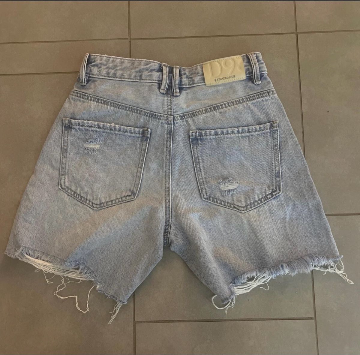 Stradivarius Jeans: Stradivarius Shorts - Size 34 – Usato da Kleindöttingen venduto da blckgoldsilver 1
