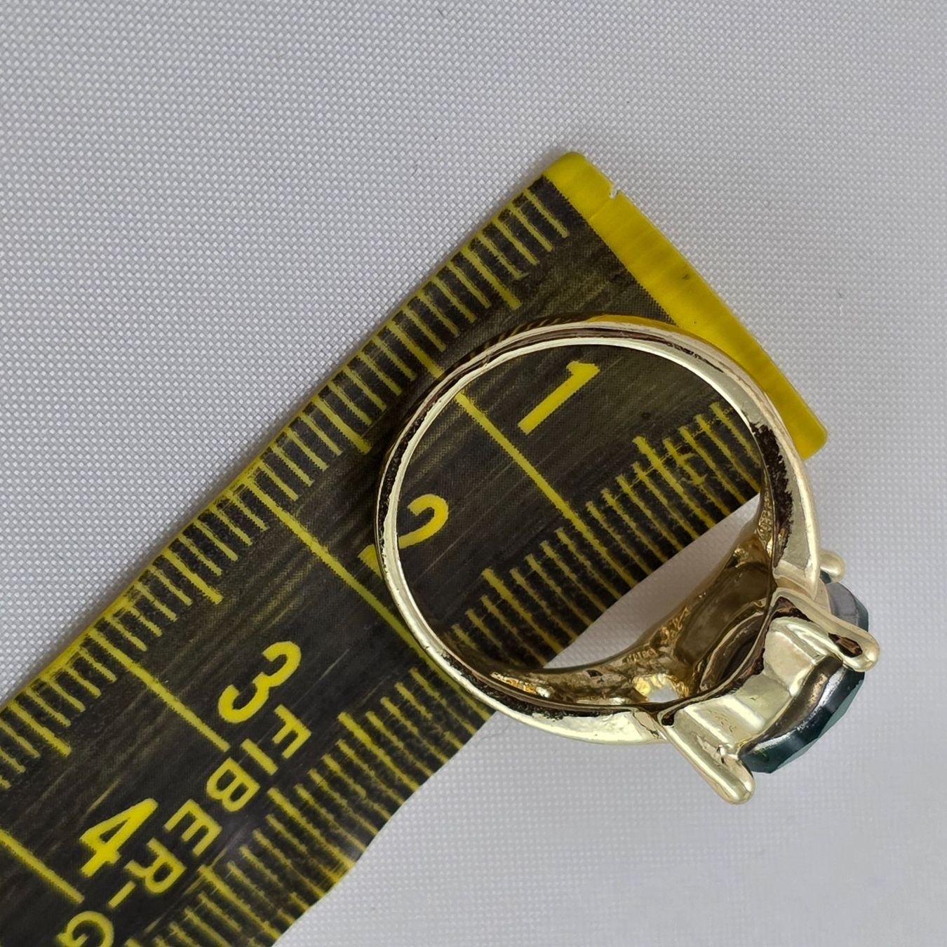 Ringe: Goldfarbener Ring mit grünem Stein S/M           681 – Gebraucht aus Wald ZH von Martin79 6