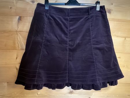 Damenrock Cord violett mit Rüschen neuwertig, Grösse 48
