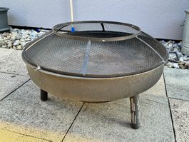 Feuerstelle Metall mit Spritzschutzhaube
