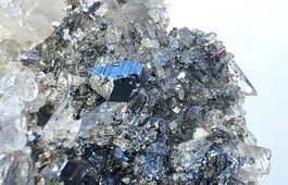 Mineralien: Rutil auf Bergkristall. Wasserklare Binntaler