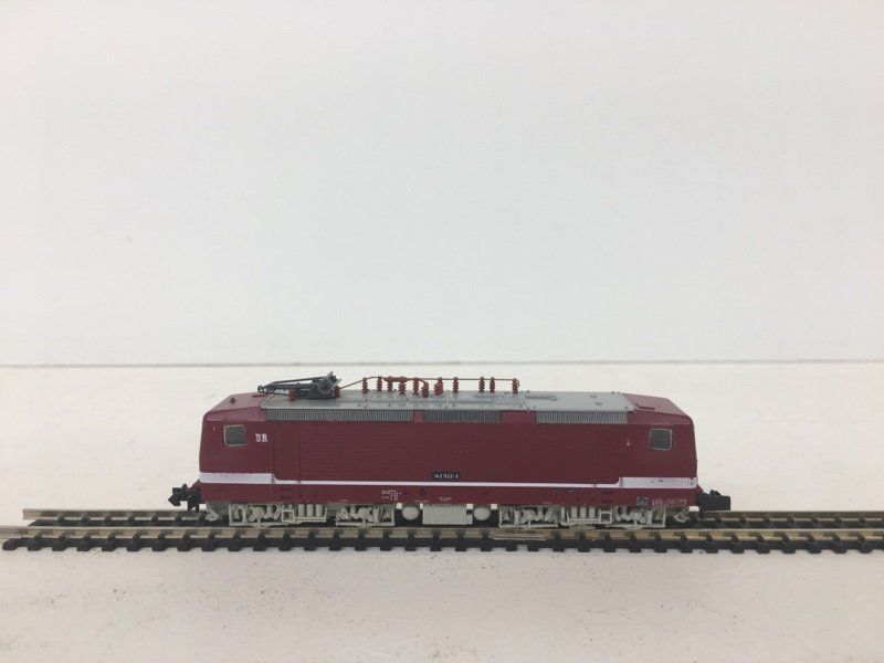 Trix Modellini di ferrovie: Spur N Arnold 2308CH Br 143 Dunkelrot der DR – Usato da Büsserach venduto da ModellbahnDepot 2