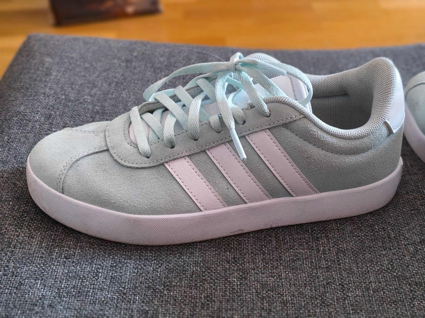 Adidas Scarpe da donna: Wunderschöne Adidas Damen Schuhe mint gr. 36 – Usato da Bischofszell venduto da Ebenen 4