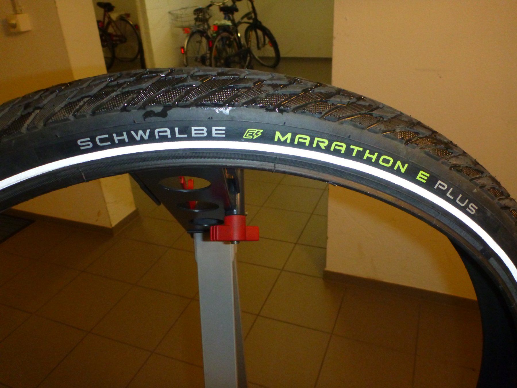 Schwalbe Pneumatici & Ruote complete: Pneu – Usato da Zürich venduto da Brevet1 2