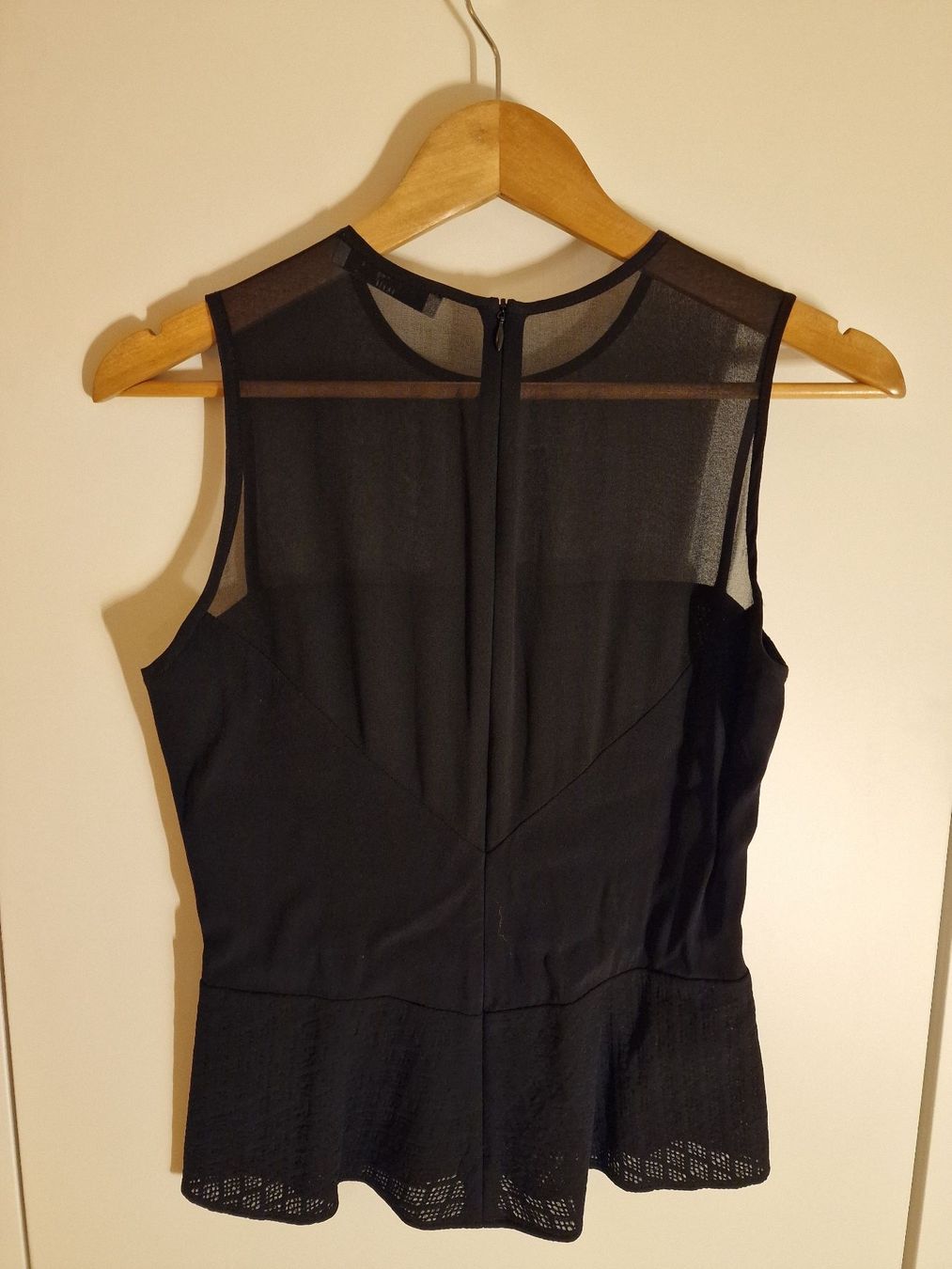 Top: Sandro Paris Top Schwarz mit Mesh & Schösschen – Usato da Zollikerberg venduto da Josan 1