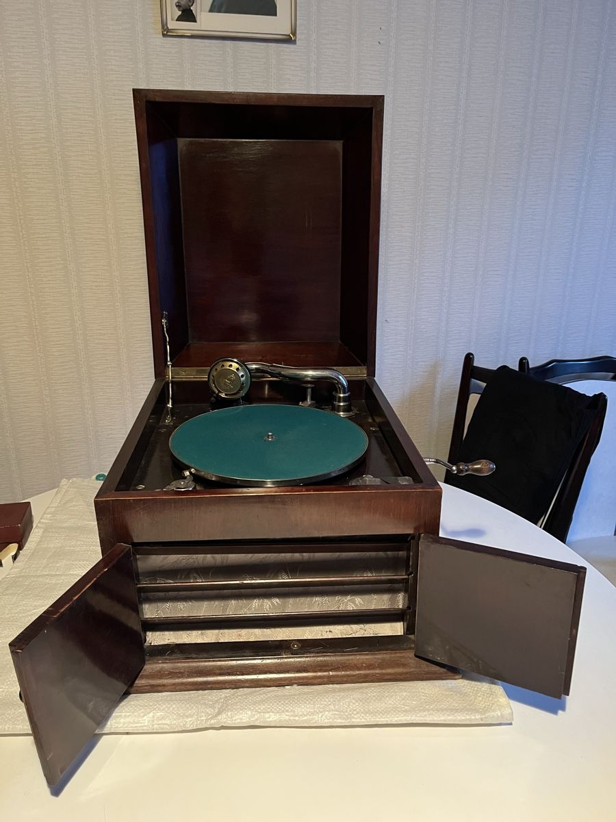 Giradischi: Antikes Grammophon mit Handaufzug  – Usato da Ebikon venduto da Schwan08