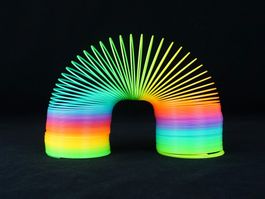 Slinky Toy in Regenbogen Farben