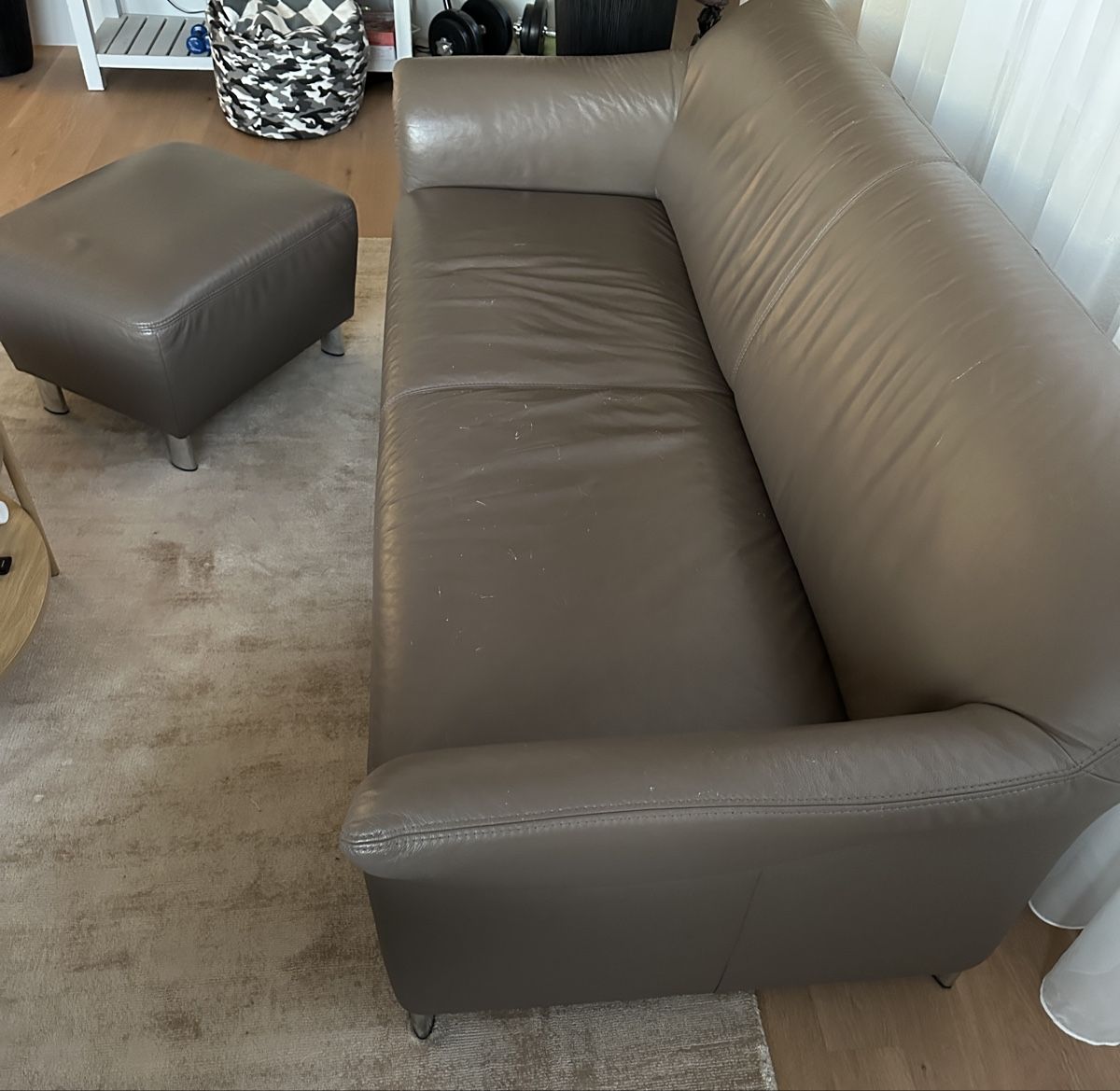 Divani: Sofa Leder Farbe taupe mit Hocker – Usato da Niederwil SG venduto da goodtime 1