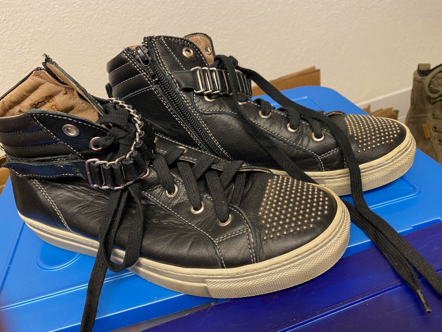 Chaussures femmes: Sneakers Gr. 38 – D'occasion à Uerikon par MiBreStaef2023