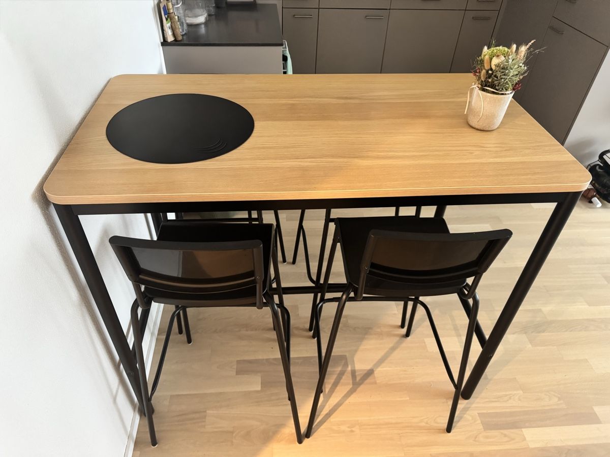 Tables: Stehtisch mit 4 Stühlen – D'occasion à Dübendorf par 99ices 1