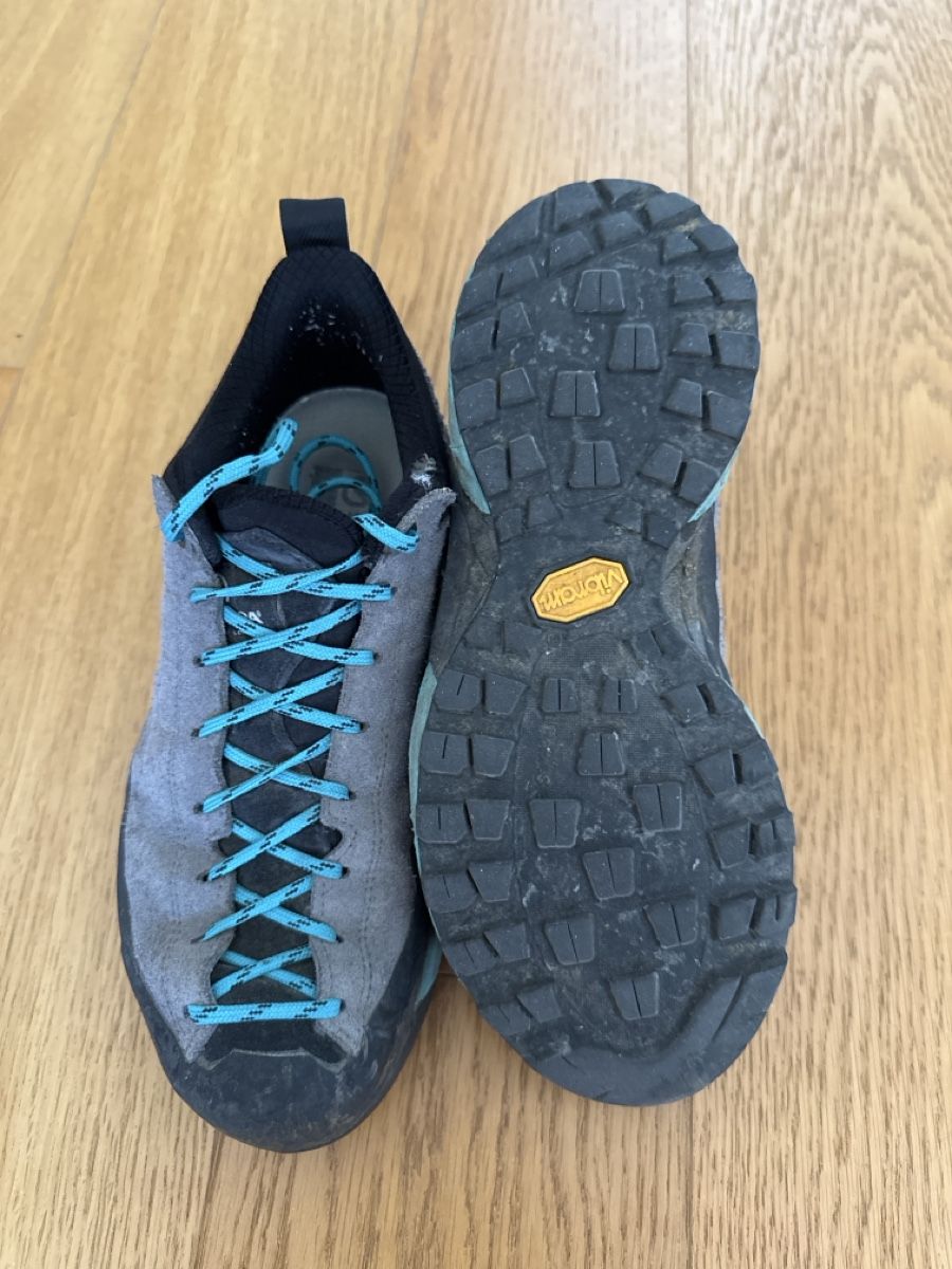 Scarpa Scarpe da donna: SCARPA Kletter-/Wanderschuhe grau/blau gebraucht Gr. 38 – Usato da Wabern venduto da Sunshine55 1