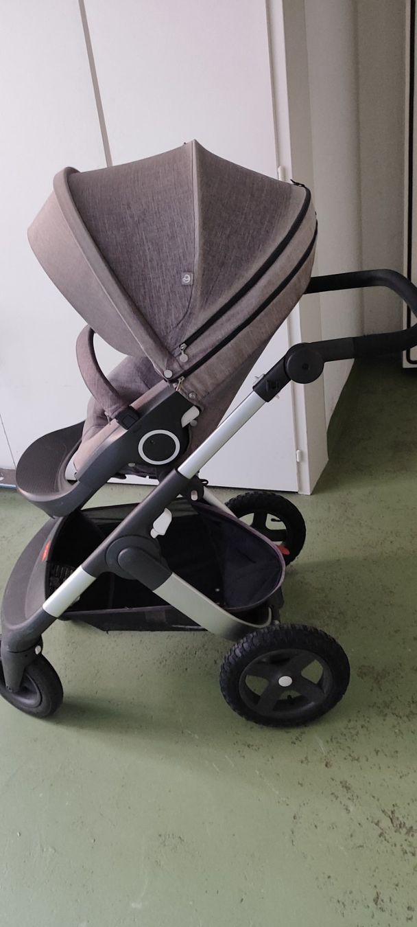 Stokke Carrozzine: Stokke Kinderwagen grau – Usato da Chur venduto da djovanna 1