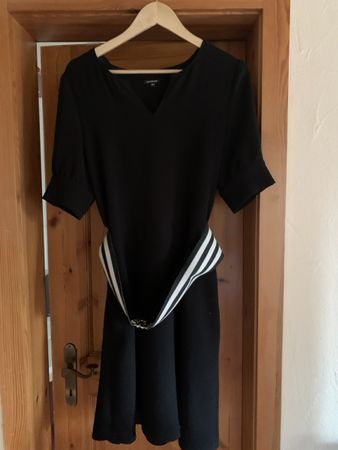 Elegantes Schwarzes Kleid Gr. 40 mit Gürtel