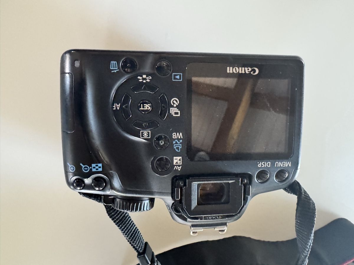 Canon Fotocamera: Canon EOS 1000D Digital Camera Kit with Lenses and Bag – Usato da Seedorf BE venduto da 4m1 3