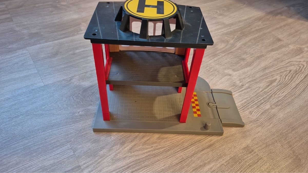 Brio Giocattoli: Brio Gebäude mit Helilandeplatz – Usato da Sirnach venduto da Fun3