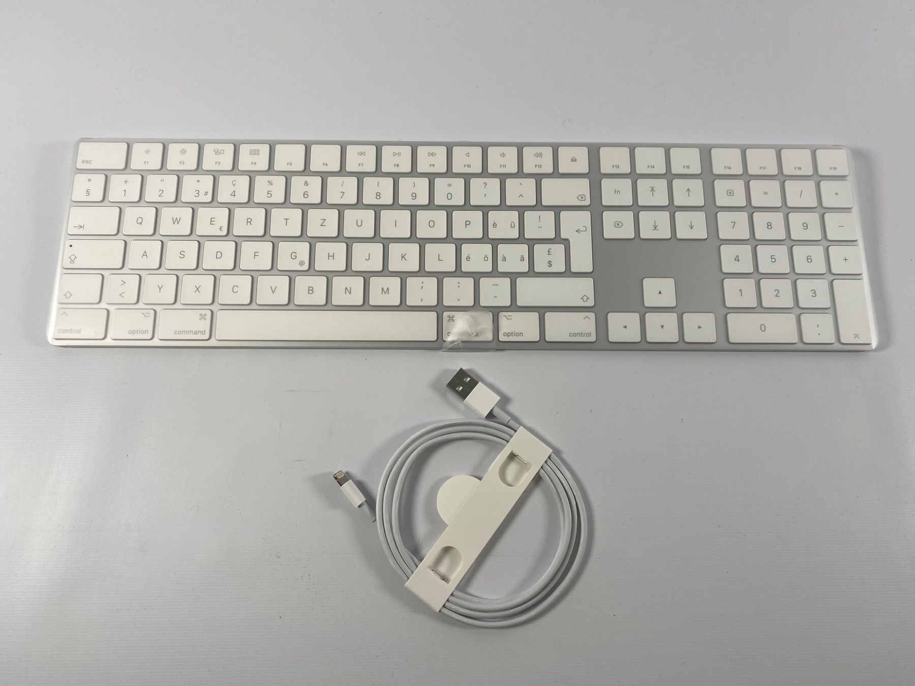 Apple Tastaturen: Apple Magic Keyboard + Câble Lightning (Neuf) – Neu (gemäss Beschreibung) aus Bournens von