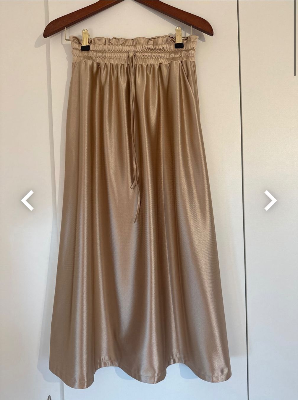 Jupes: Rock lang glänzend beige Grösse S/M neu – D'occasion à zug par MollyMoo28 1
