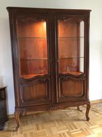 Alte Vitrine mit Licht