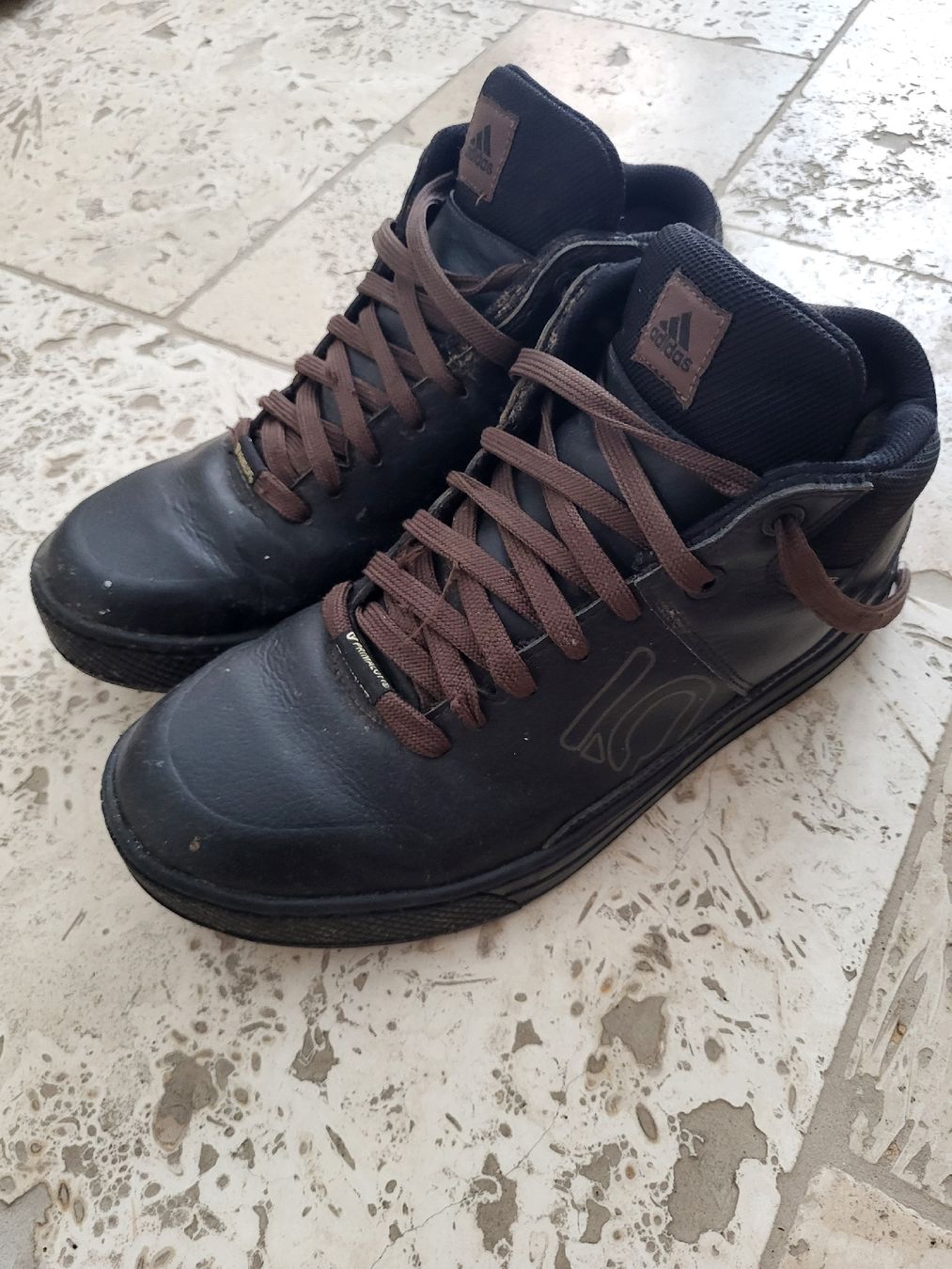 Five Ten Scarpe da uomo: Chaussures VTT Five Ten EPS MiD noires taille 42 2/3 – Usato da LA NEUVEVILLE venduto da gwarcurtis