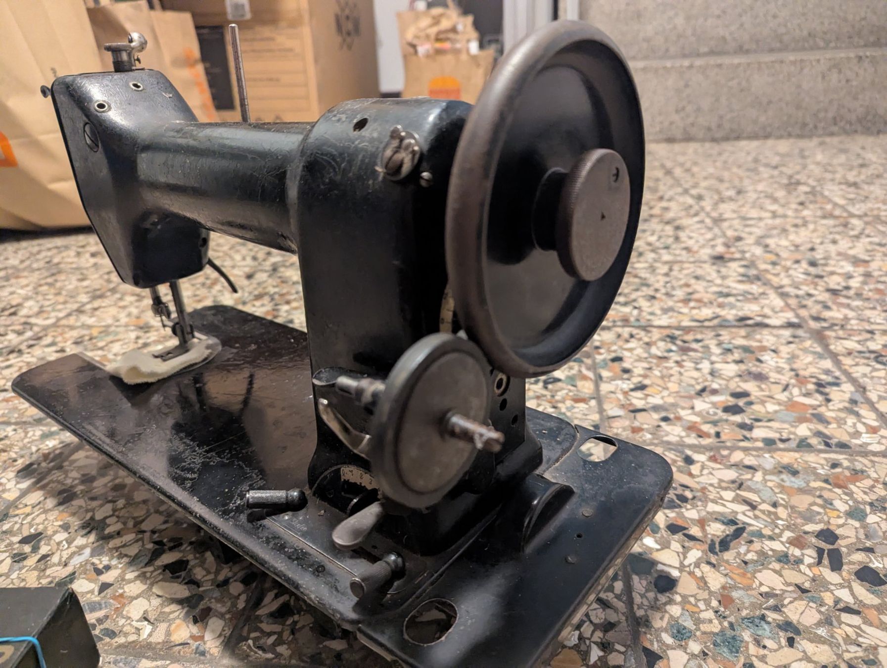 Adler Macchine da cucire: Antike Adler Nähmaschine, ca. 1930, Deko oder Funktion! – Usato da Basel venduto da ili_j29z 6