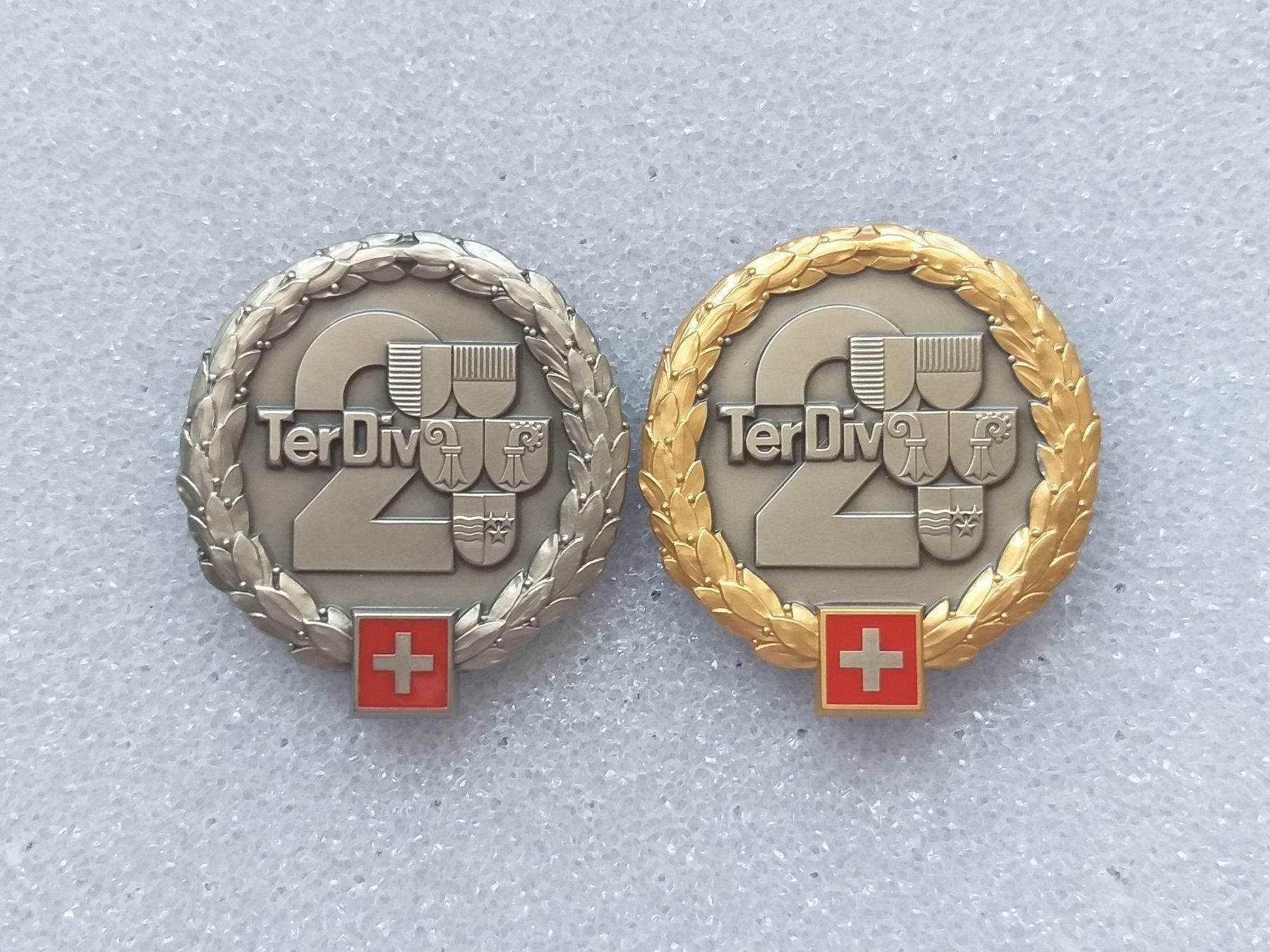 Placchette & Badge: Béretembleme Territorialdivision 2 Set – Usato da Bauma venduto da SwissMilitaria
