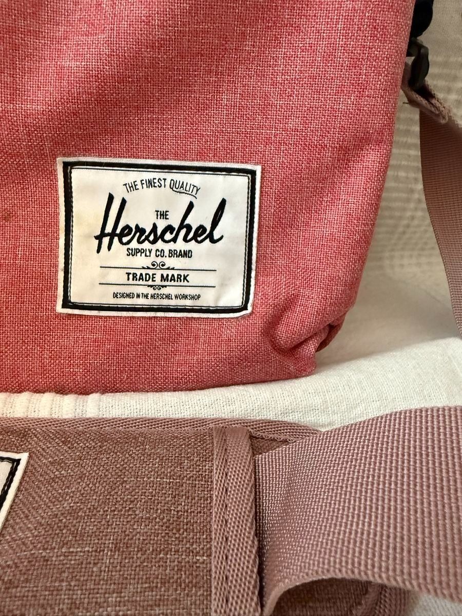 Herschel Taschen: Herschel Gibson Messenger Laptoptasche – Gebraucht aus Tamins von a.lien91 1