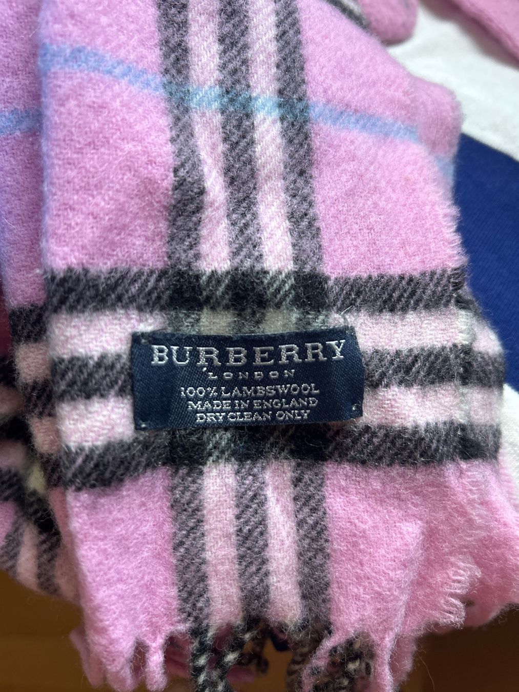Burberry Foulard & Sciarpe: Burberry Schal & Handschuhe Set, Rosa – Usato da Hombrechtikon venduto da sarmatka 3