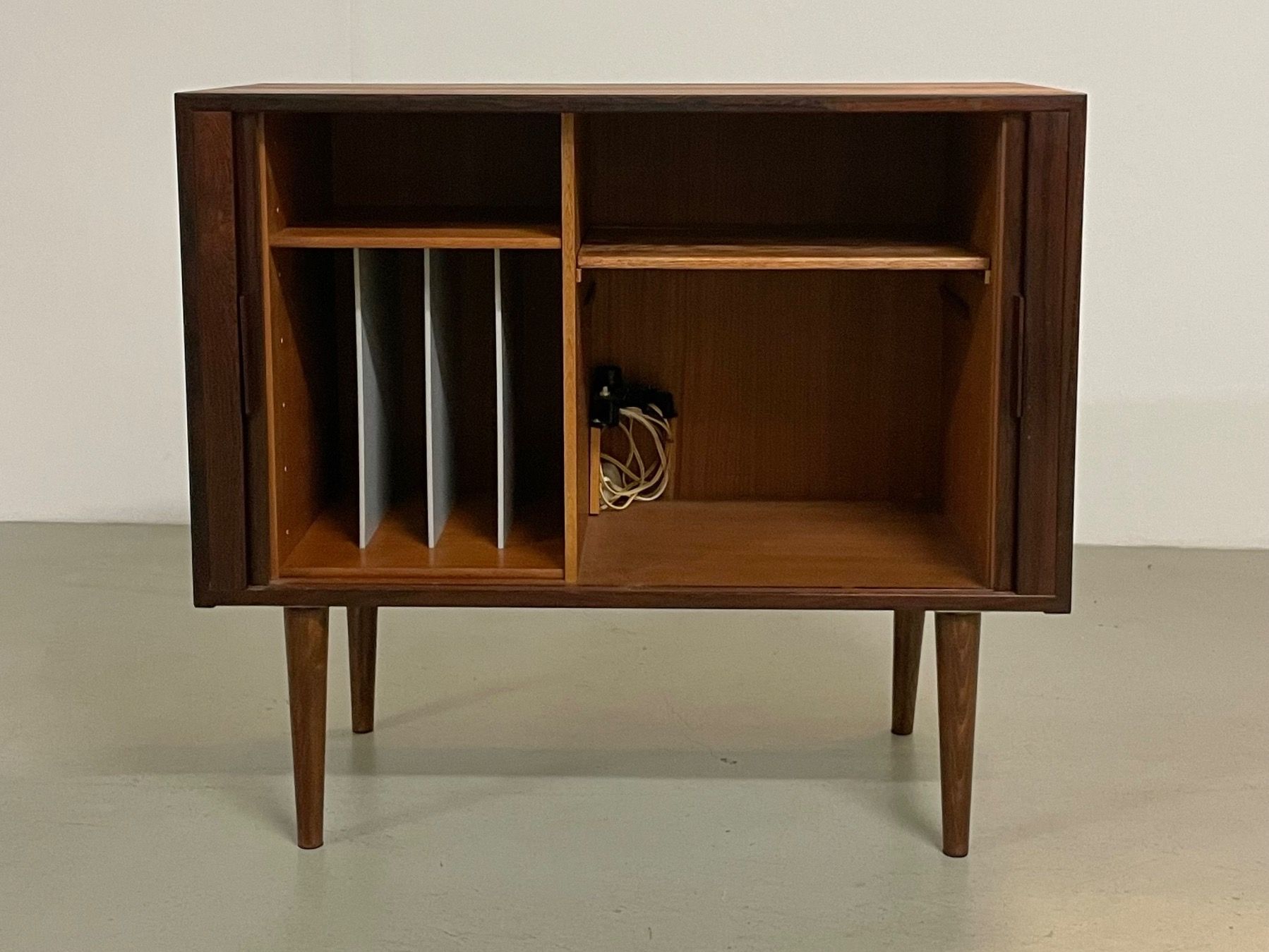 Cassettiere: Kai Kristiansen Palisander Sideboard Kommode Schallplatten – Usato da Basel venduto da MidMod20C 1