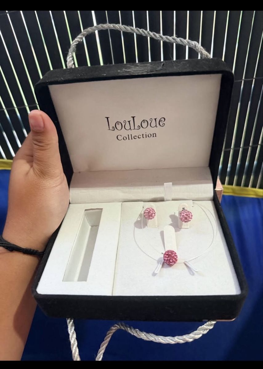 Louis Vuitton Altri gioielli: Je vends un ensemble collier et boucles d’oreilles – Usato da Yverdon-les-Bains venduto da gal_t89b