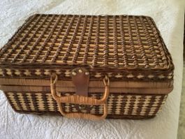 Picknickkorb Rattan mit Geschirr für 4 Personen fast neu