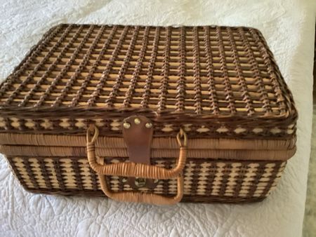 Picknickkorb Rattan mit Geschirr für 4 Personen fast neu