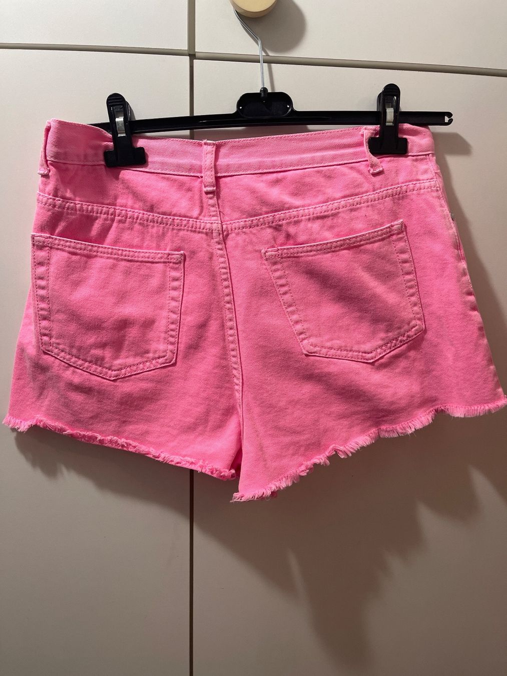 Pantaloni: Jeans corto rosa fluo – Usato da Rancate venduto da Waly__ 2