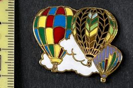 3 bunte Heissluftballone mit Wolken in einem Pin vereint