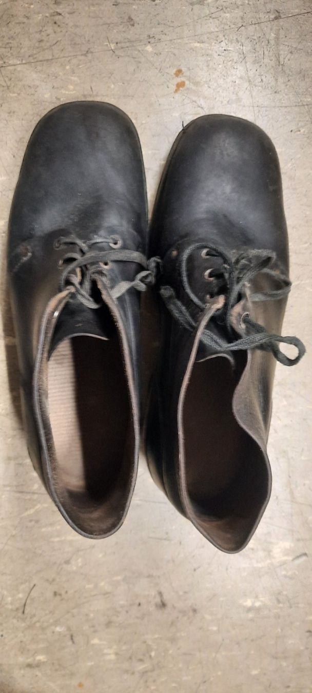Herrenschuhe: Lederschuh mit Holzunterbau – Gebraucht aus Lauerz von manasi