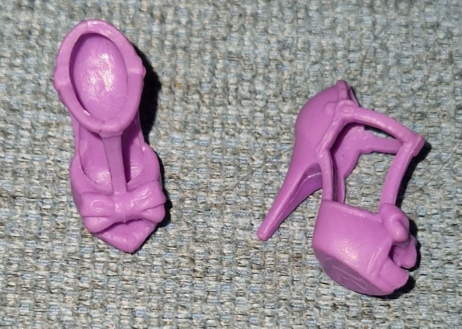 Poupées: chaussures pour Barbie  – D'occasion à Couvet par Pioune