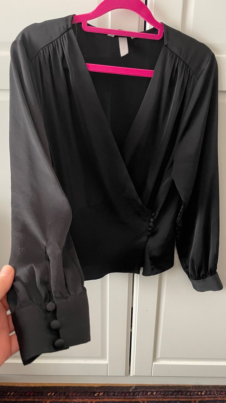 H&M Blusen: Schwarze H&M Bluse in Wickeloptik, Gr.38 – Gebraucht aus Biel/Bienne von gul_fxx2 2