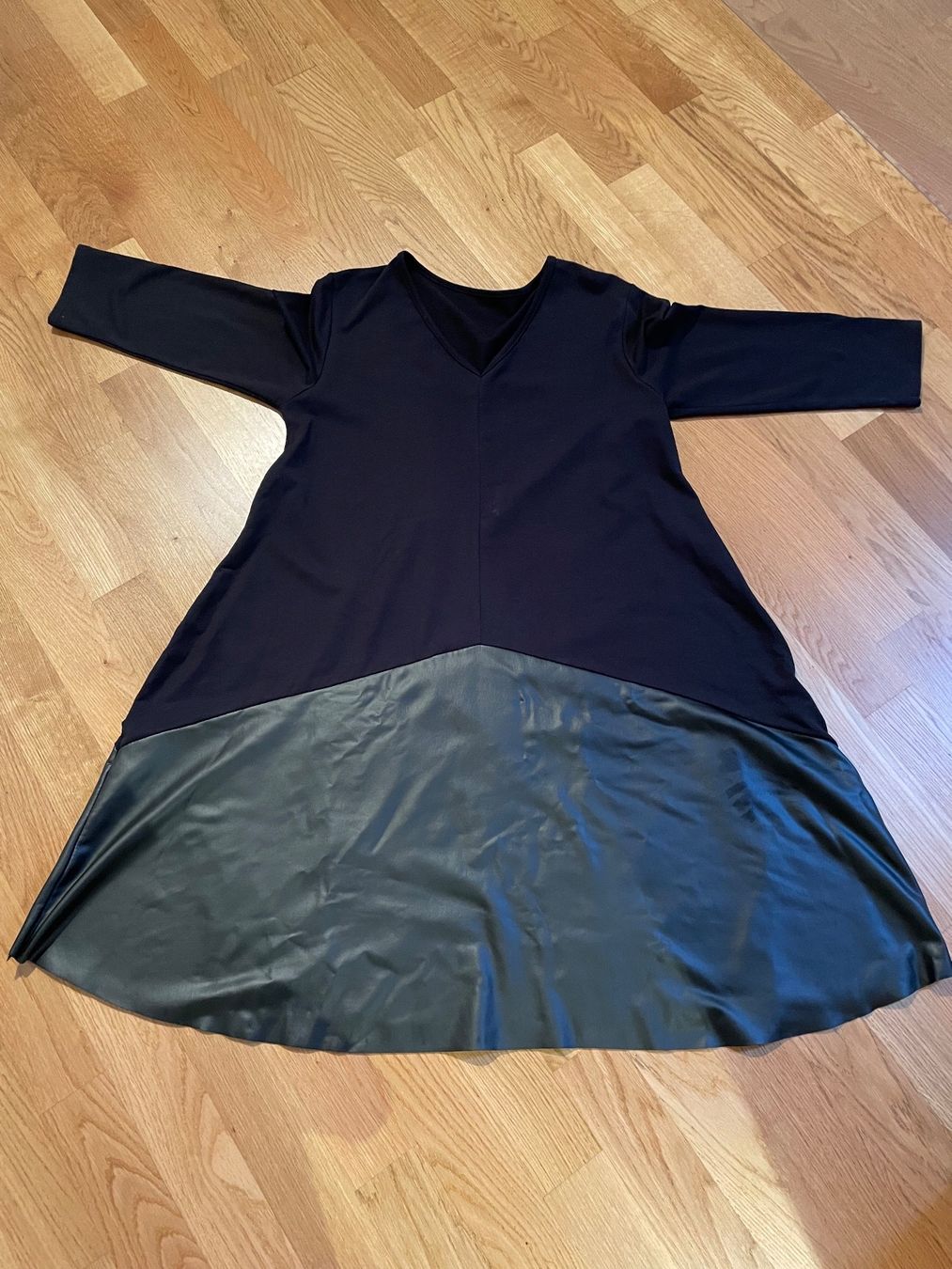 Kleider: Oversize kleid mit 3/4 Arm – Gebraucht aus Balgach von sei_s6d7