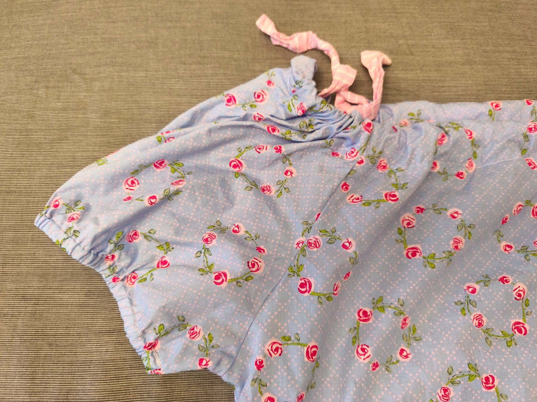 Top: Haut léger fleuri bleu clair, col carmen, taille M – Usato da Genève venduto da lnicoGE 2