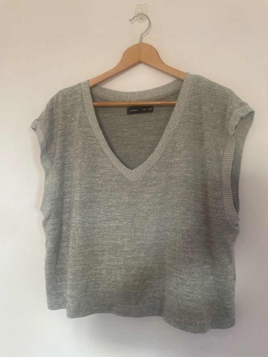 Top: Pull en laine gris avec décolté – Usato da Lausanne venduto da log_rrq7