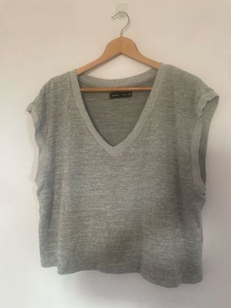 Pull en laine gris avec décolté