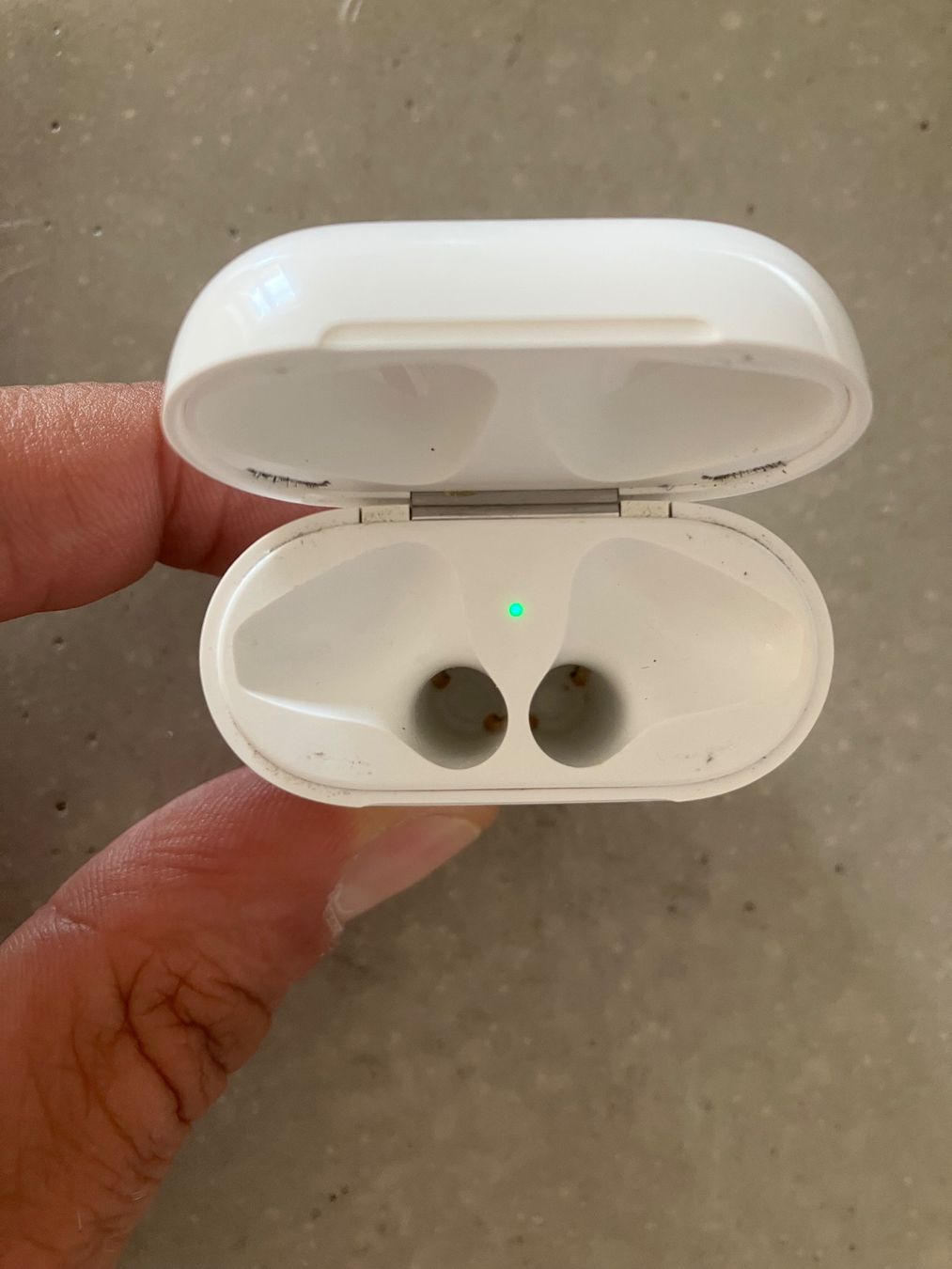 Apple Cuffie: APPLE AIRPODS Case – Usato da Lausanne venduto da mr.v 3
