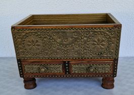 Vintage Schatztruhe Metallbeschläge, Ziernägel, Schubladen