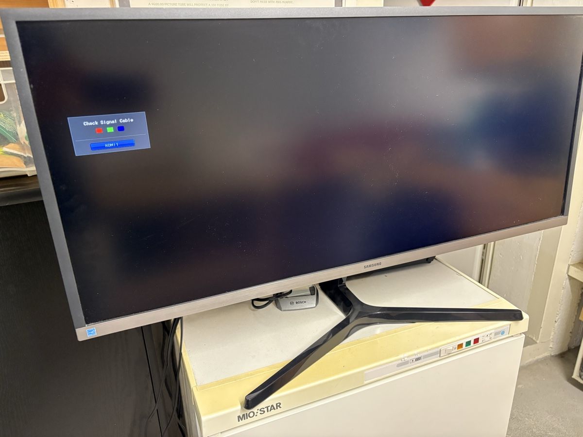 Monitore: Bildschirm Samsung 80cm x 33cm – Gebraucht aus Wetzikon ZH von remosworld