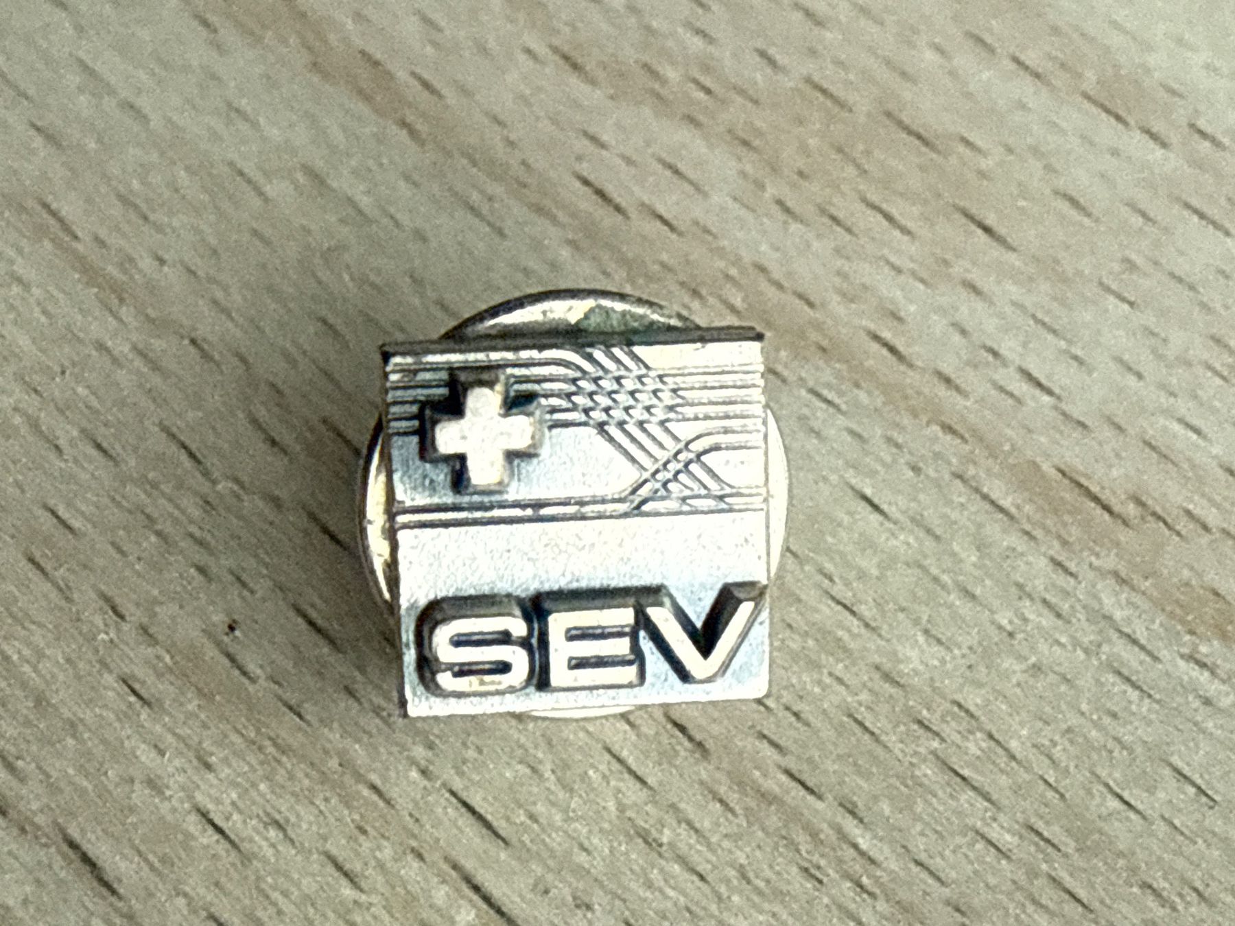 Plaketten & Abzeichen: Pin SEV – Gebraucht aus Glattbrugg von Schweigmatt