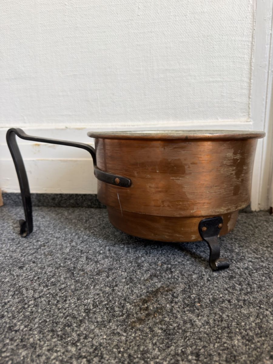 Blumentöpfe: Kupfertopf  mit Griff und Stossfuss Zustand gebraucht – Gebraucht aus Widnau von kustercarmen 3